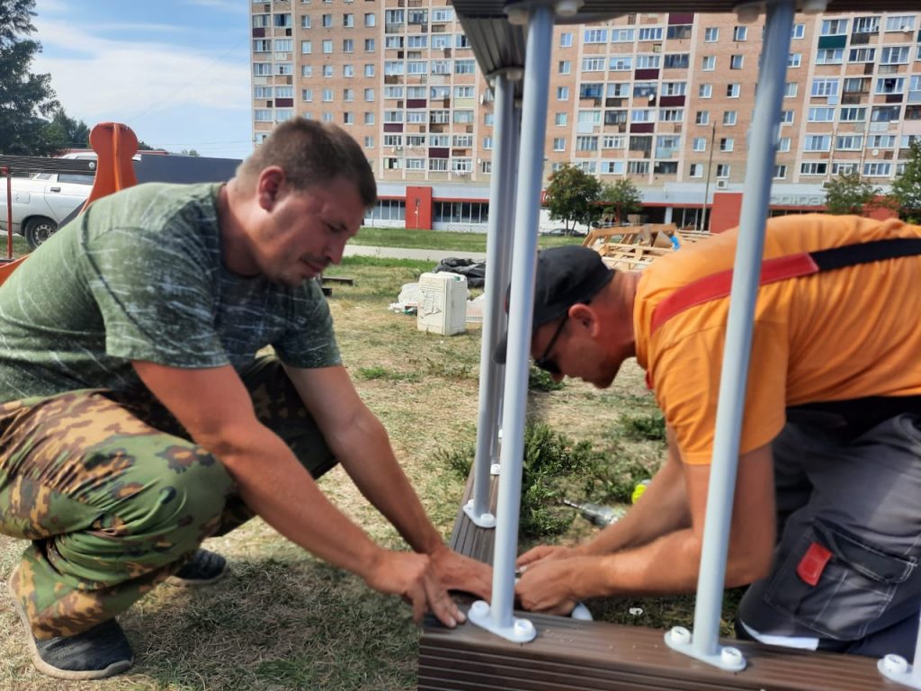 30.08.2021 года в сквере по проспекту Смирягина по проекту местных  инициатив производится монтаж нового детского игрового комплекса . |  НОВОМИЧУРИНСК